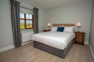 Дома для отпуска Garryvoe Beach Homes Гарривоу 3 Bed Luxury Beach Home- Lighthouse-5